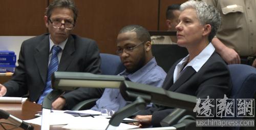 嫌犯鮑爾登（中）在法庭上。（僑報(bào)記者夏嘉攝）