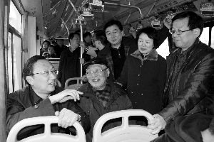 繆瑞林在車上與市民、乘委會委員交流 通訊員 卜照雪 攝