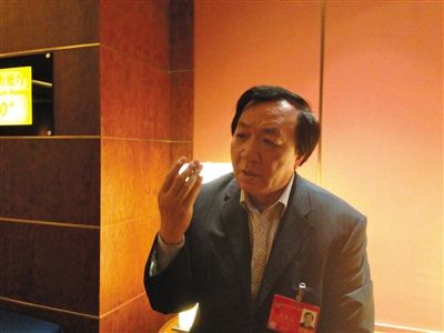 　昨日，在接受采訪時，何香久強調(diào)，大多公務(wù)員是勤勉工作的。