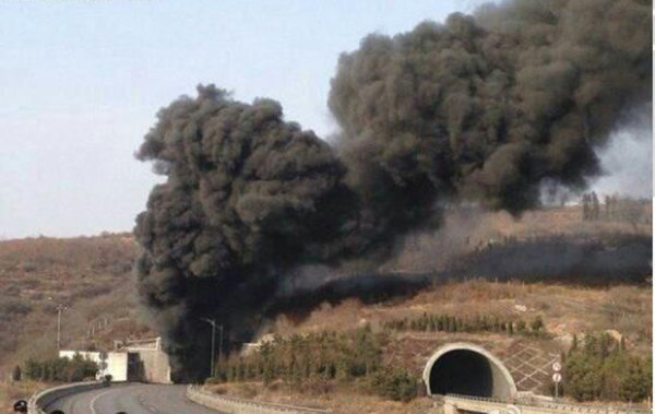 3月1日14時50分，山西，晉濟高速巖后隧道內一輛拉煤車和一輛載有液態(tài)甲醇的車輛相撞爆炸。