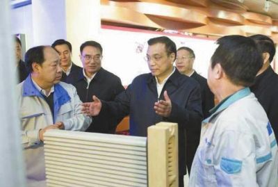 昨天，李克強(qiáng)在科技園查看PM2.5過濾設(shè)備。圖/新華視點(diǎn)微博