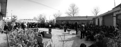 昨天下午，杜家疃村委會(huì)原文書李榮茂，向村民介紹當(dāng)天上午與街道辦溝通的情況。京華時(shí)報(bào)記者 懷若谷 攝