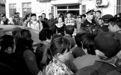 警方趕到現(xiàn)場(chǎng)，處理車胎被扎事件。