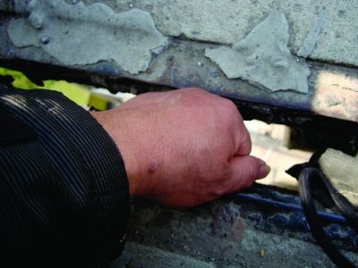 圖為大橋17號(hào)墩處橋面裂縫。梅建明 攝