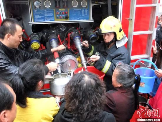 　4月11日，蘭州市自來(lái)水苯含量嚴(yán)重超標(biāo)，蘭州啟動(dòng)公共突發(fā)事件應(yīng)急機(jī)制，緊急調(diào)配安全水源在居民區(qū)投放，圖為消防隊(duì)給西固蘭玻西社區(qū)居民送來(lái)水，市民排隊(duì)取水。裴強(qiáng) 攝 圖片來(lái)源：東方IC 版權(quán)作品 請(qǐng)勿轉(zhuǎn)載