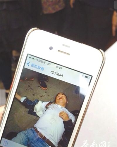 4月19日上午，目擊者拍到的黃祥拔被打現(xiàn)場圖片。網(wǎng)絡(luò)截圖