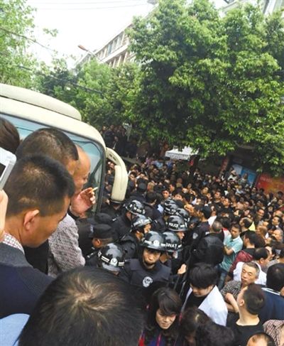 4月19日，蒼南縣靈溪鎮(zhèn)城管打人事件現(xiàn)場。網(wǎng)絡(luò)截圖