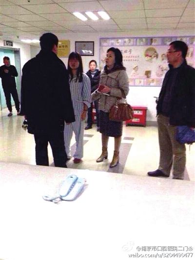 事發(fā)現場，打人者袁亞平(右二) (資料圖)