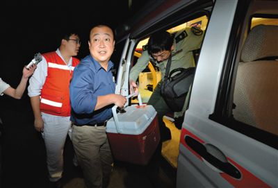 昨晚20時52分，活體心臟從直升機上取下后用救護車運抵安貞醫(yī)院。昨晚，一顆等待移植給北京安貞醫(yī)院一名12歲男孩的活體心臟，從廣西桂林啟運，4個多小時后順利抵達北京。