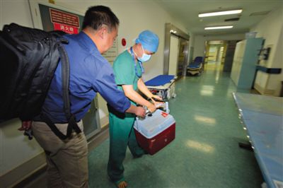 20∶55 活體心臟抵達安貞醫(yī)院手術(shù)室外交給醫(yī)生。