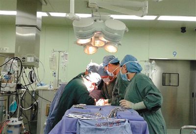 22∶30 手術(shù)正在緊張進行中，著名心臟外科專家孟旭主任主刀。