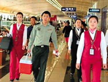 17∶25 南航工作人員引導陪運醫(yī)務人員走快速登機通道。網(wǎng)絡截圖