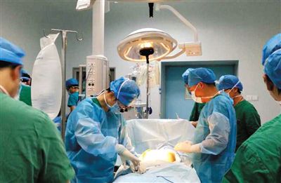 16∶00 葉勁的心臟摘取手術(shù)在桂林181醫(yī)院開始進行。網(wǎng)絡截圖