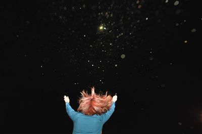 　20∶48 地勤指揮員向正在降落的直升機揮手表明降落地點。網(wǎng)絡截圖