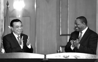 ▲國務院總理李克強在亞的斯亞貝巴與埃塞俄比亞總理海爾馬里亞姆會談后，共同會見記者。 新華社發(fā)