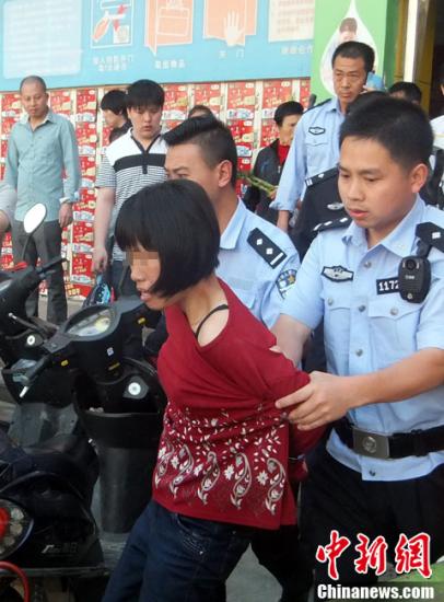  5月8日上午8時(shí)10分左右，江西省撫州市黎川縣日峰鎮(zhèn)家家樂超市發(fā)生一起持刀傷人案件。