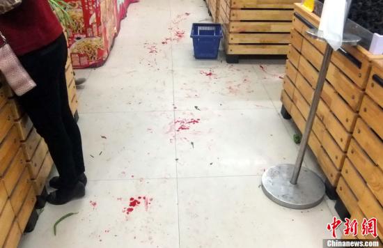   5月8日上午8時(shí)10分左右，江西省撫州市黎川縣日峰鎮(zhèn)家家樂超市發(fā)生一起持刀傷人案件。