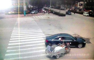 23日中午，陳母被突然噴毒。新京報(bào)記者 王瑞鋒 攝