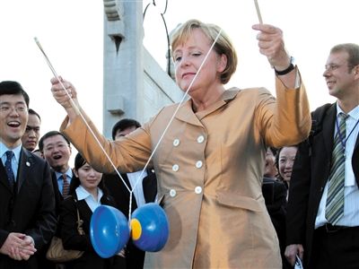 2007年8月27日，北京，默克爾正在玩扯鈴。
