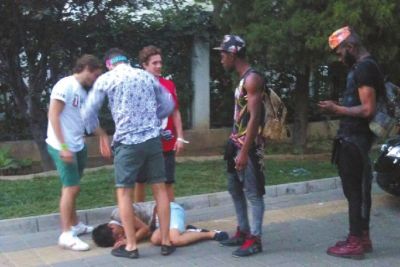 外籍男子路邊發(fā)現(xiàn)醉漢將其圍住。