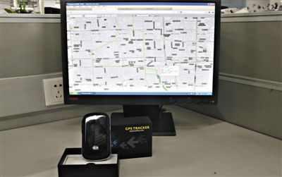 記者花近400元網(wǎng)購的定位監(jiān)聽器，能通過短信激活，進行實時監(jiān)聽。