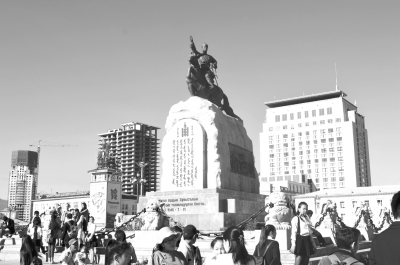 　圖為烏蘭巴托市成吉思汗廣場(chǎng)一角。 馬振華攝