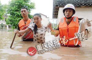 長壽區(qū)，消防官兵搜救被困群眾。