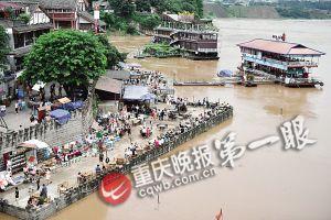 沙坪壩區(qū)磁器口，江水逼近休閑平臺(tái)。