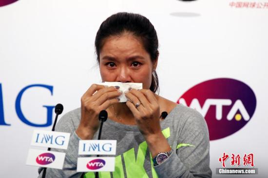 9月21日，李娜在北京召開退役發(fā)布會。圖為李娜在發(fā)布會上落淚。中新社發(fā) 韓海丹 攝