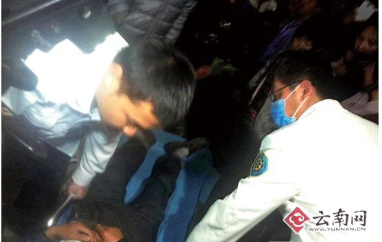 小販疑遭城管追打300米 路人：隔條路能聽(tīng)見(jiàn)擊打