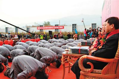 網(wǎng)絡上流傳的北京鳳凰嶺書院開學典禮上學員跪拜老師的照片?！肮虬荨币鹆瞬簧倬W(wǎng)友質疑。