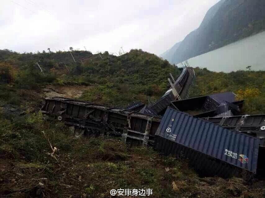 襄渝鐵路旬陽至棕溪上行線發(fā)生山體塌方，致使75228次貨物列車8節(jié)車廂脫線。圖片來源于網(wǎng)絡(luò)