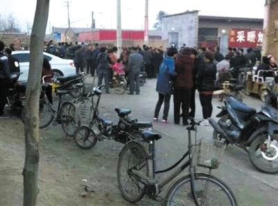 　11月9日下午，暴力催債的社會人員持械進入獻縣安莊后，村民們聚集在一起準備反抗。村民供圖