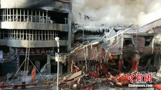 2015年1月3日，哈爾濱市道外區(qū)太古街著火塌方現(xiàn)場(chǎng)，火又燒了起來(lái)