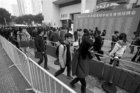 昨天的應(yīng)屆生招聘會(huì),舉辦方上海國(guó)際展覽中心配備了足夠的警力、安保和工作人員，整個(gè)排隊(duì)隊(duì)伍被分割成數(shù)段