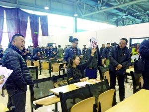 　首批中央和國(guó)家機(jī)關(guān)公車(chē)第三場(chǎng)拍賣(mài)現(xiàn)場(chǎng)。賈悅/攝