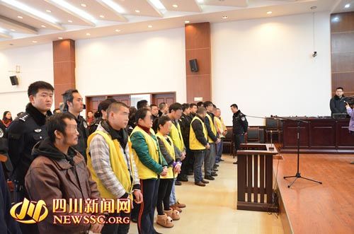 胡寶寶（右四）等接受集中宣判。