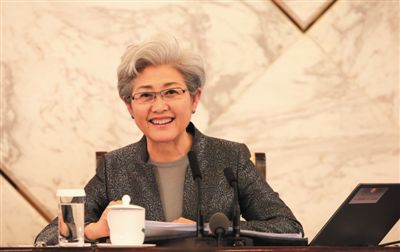 3月4日，十二屆全國人大三次會議在人民大會堂舉行新聞發(fā)布會，大會發(fā)言人傅瑩回答中外記者的提問。
