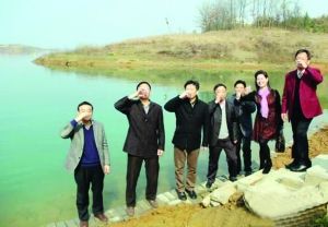 活動儀式現(xiàn)場，一眾人舀起漳河水直接喝下