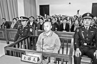 4月14日，趙志紅（前中）在庭審現(xiàn)場 供圖/新華社