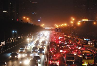昨晚，因沙塵暴導(dǎo)致能見度低，長安街嚴(yán)重堵車。