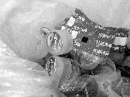 食藥監(jiān)執(zhí)法人員封存了無證水廠的假商標。