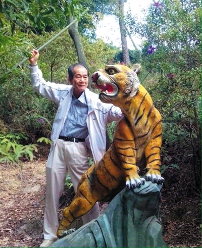 2015年1月10日，區(qū)少坤到廣東肇慶九龍湖游玩，拍攝打虎圖。