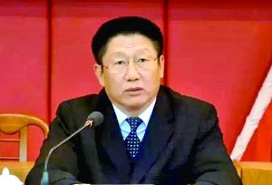 他曾身居要職，在仕途上平步青云，“連跳式”升官；他如今落馬，被查出近乎瘋狂地收受巨額利益、用公款送禮，還隱瞞“裸官”身份、在私企老板的安排下多次嫖娼、參與賭博、與多名女性通奸，被一線辦案人員形容為“五毒俱全”的干部。近日，深圳原市委常委、政法委書記蔣尊玉的貪腐歷程被披露。