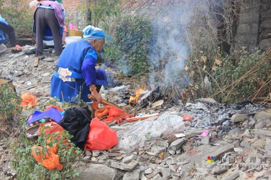 老人們準(zhǔn)備好松香紙錢等祭祀用品，虔誠祈福。