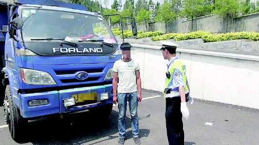 民警對(duì)持C1駕照駕駛大貨車、一年違法350余次的張某進(jìn)行批評(píng)教育。