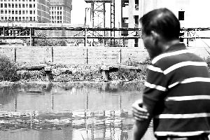 2015年6月5日，上海的古御界橋只剩橋墩和兩塊橋面。