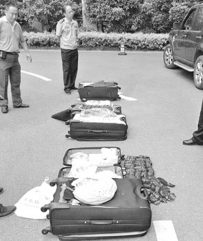 圖為民警搜出的毒品。