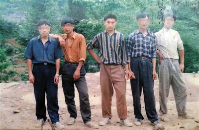 一次外出打工前，田仁信（中）與村里的伙伴合影。田仁信親屬供圖