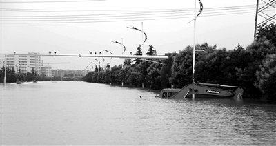 6月28日，南京暴雨致云臺山河漫堤，祿口機場高速雙向封閉 供圖/CFP